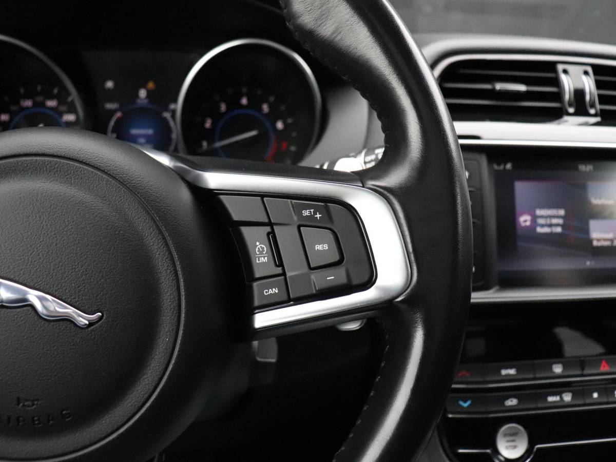 Jaguar F-PACE Jaguar F-PACE 2.0 Portfolio AWD 25t | LEDER | PANO-DAK | TREKHAAK | CAMERA | STOELVERW. | CRUISE | NAVI |