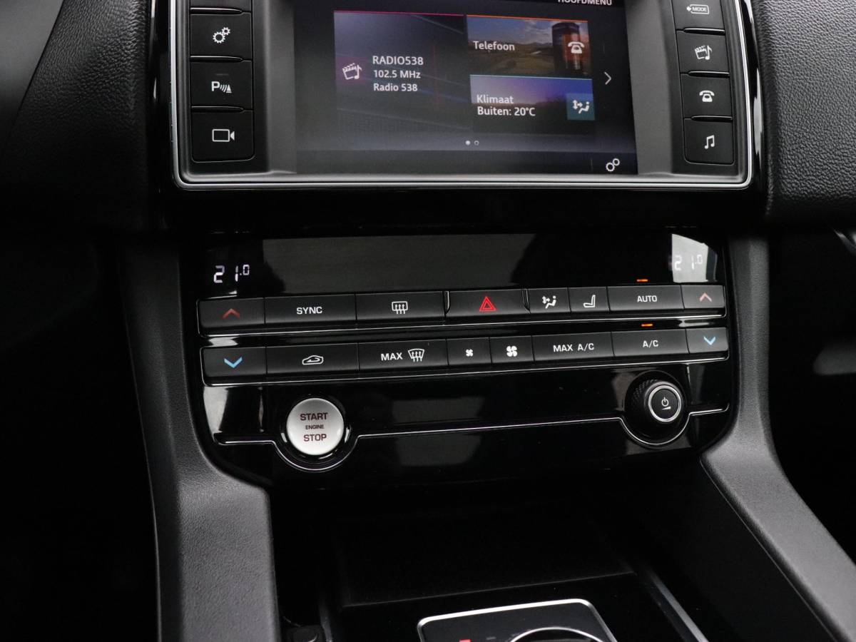 Jaguar F-PACE Jaguar F-PACE 2.0 Portfolio AWD 25t | LEDER | PANO-DAK | TREKHAAK | CAMERA | STOELVERW. | CRUISE | NAVI |