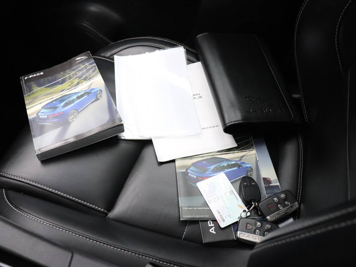 Jaguar F-PACE Jaguar F-PACE 2.0 Portfolio AWD 25t | LEDER | PANO-DAK | TREKHAAK | CAMERA | STOELVERW. | CRUISE | NAVI |