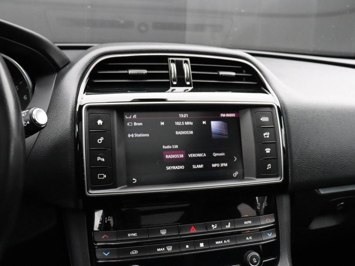 Jaguar F-PACE Jaguar F-PACE 2.0 Portfolio AWD 25t | LEDER | PANO-DAK | TREKHAAK | CAMERA | STOELVERW. | CRUISE | NAVI |