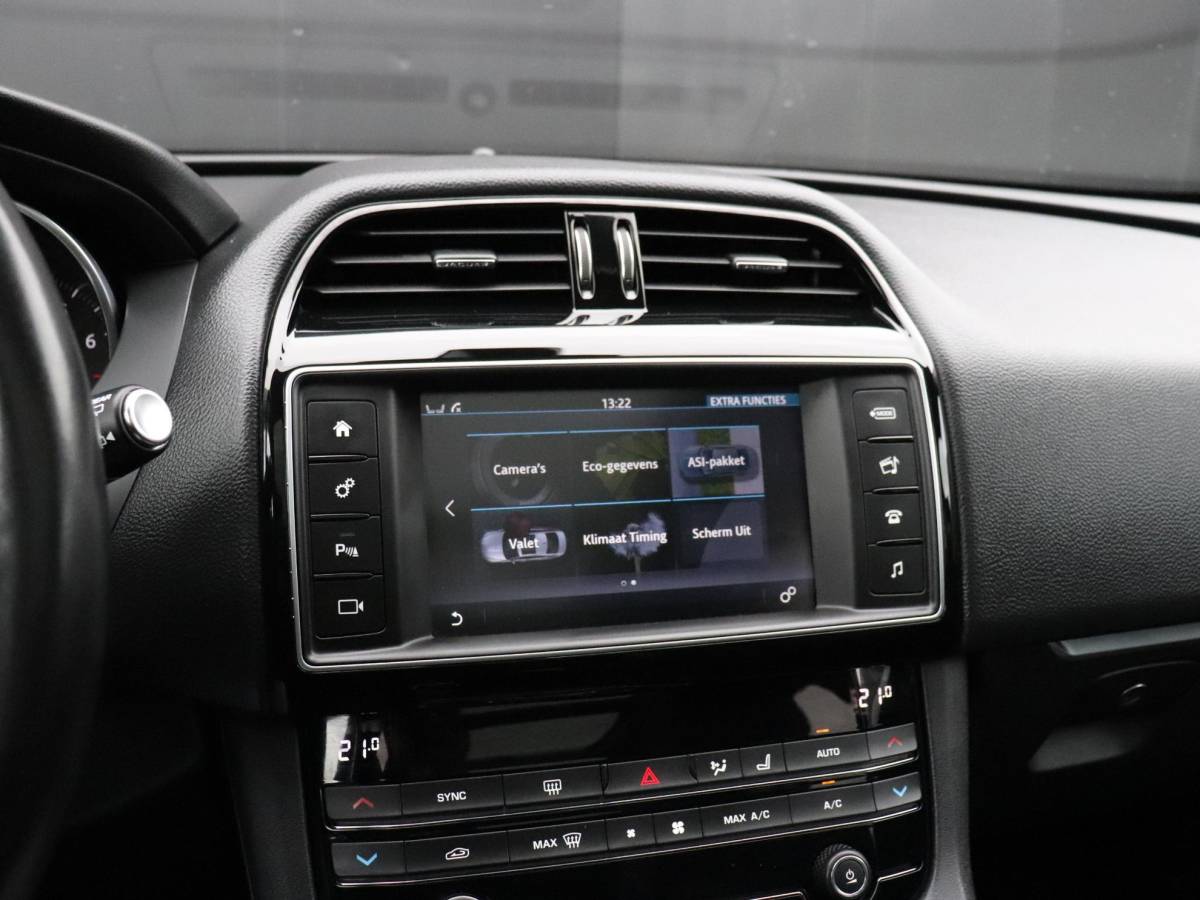 Jaguar F-PACE Jaguar F-PACE 2.0 Portfolio AWD 25t | LEDER | PANO-DAK | TREKHAAK | CAMERA | STOELVERW. | CRUISE | NAVI |