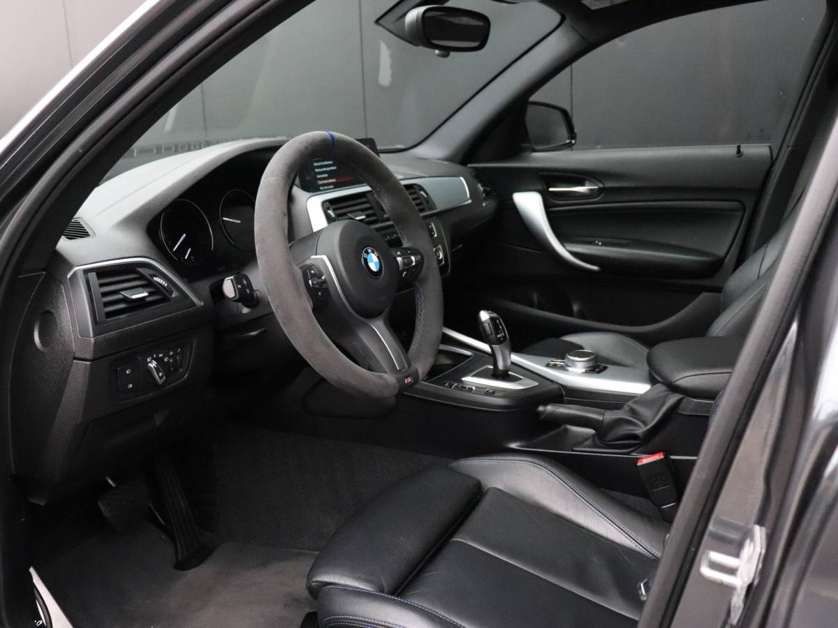 BMW 1 Serie BMW 1-serie 118i High Executive | AUT. | M SPORT | LEDER | SCHUIFDAK | TREKHAAK | PDC | STOELVERW. | CRUISE |