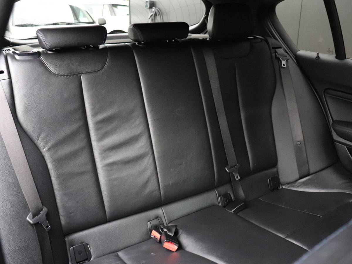 BMW 1 Serie BMW 1-serie 118i High Executive | AUT. | M SPORT | LEDER | SCHUIFDAK | TREKHAAK | PDC | STOELVERW. | CRUISE |