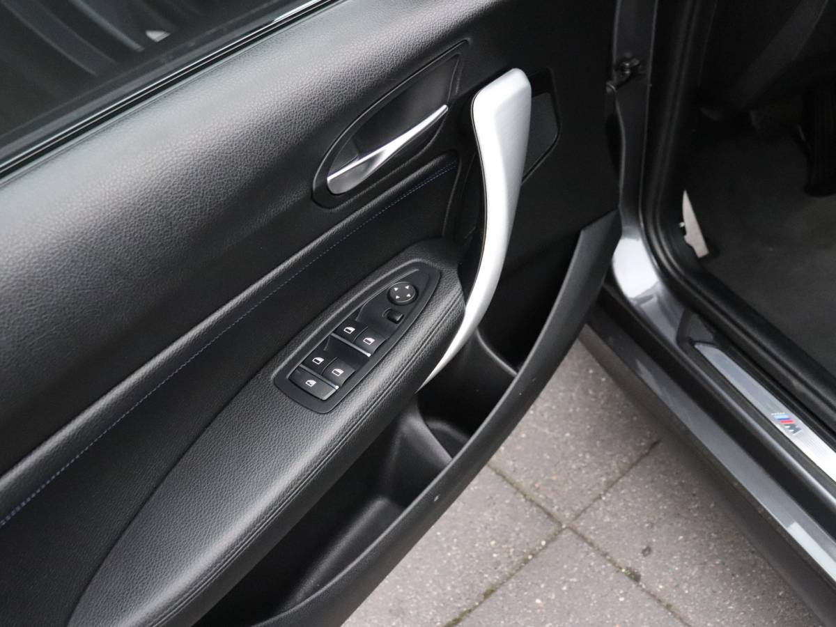 BMW 1 Serie BMW 1-serie 118i High Executive | AUT. | M SPORT | LEDER | SCHUIFDAK | TREKHAAK | PDC | STOELVERW. | CRUISE |