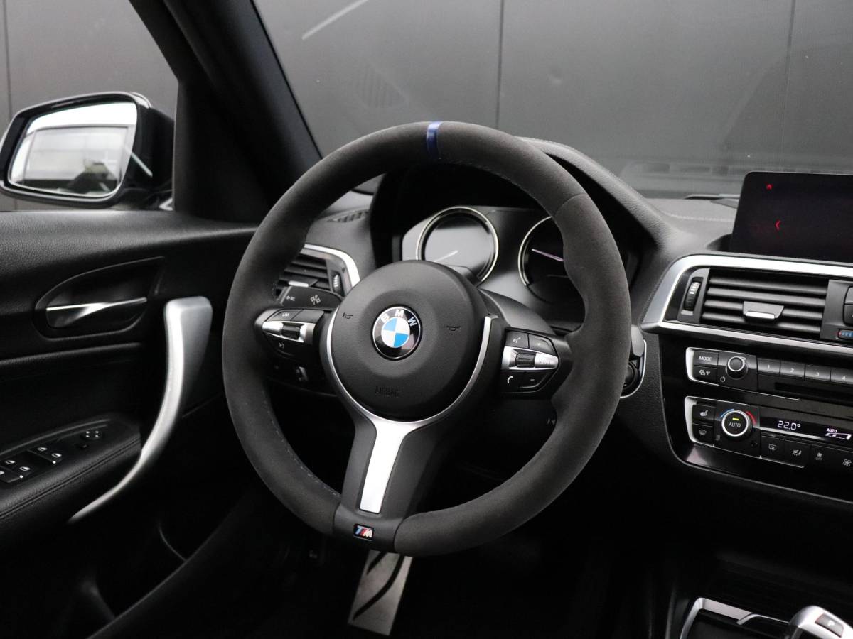 BMW 1 Serie BMW 1-serie 118i High Executive | AUT. | M SPORT | LEDER | SCHUIFDAK | TREKHAAK | PDC | STOELVERW. | CRUISE |