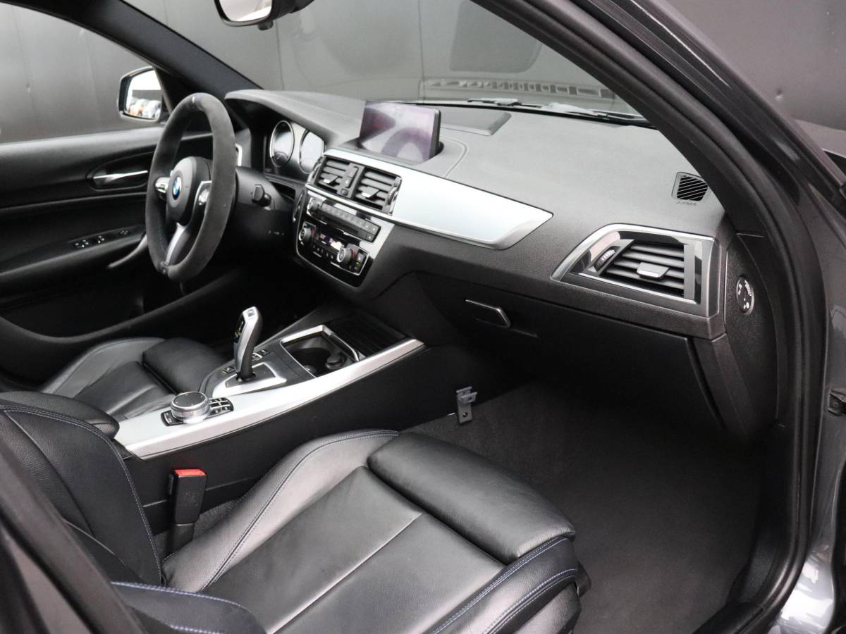 BMW 1 Serie BMW 1-serie 118i High Executive | AUT. | M SPORT | LEDER | SCHUIFDAK | TREKHAAK | PDC | STOELVERW. | CRUISE |