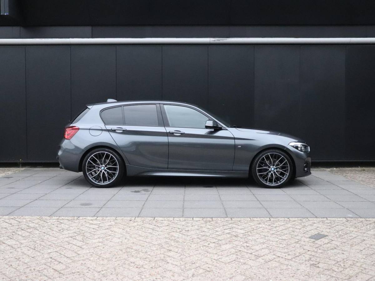 BMW 1 Serie BMW 1-serie 118i High Executive | AUT. | M SPORT | LEDER | SCHUIFDAK | TREKHAAK | PDC | STOELVERW. | CRUISE |