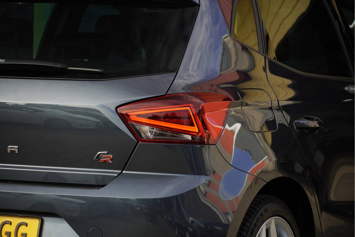 SEAT Ibiza SEAT Ibiza 1.0 TSI 5drs FR Business Intense Plus BJ2021 Lmv 17″ | Led V+A | Pdc | Achteruitrijcamera | App-Connect | Navi | Virtual cockpit | Climate control | Cruise control | Sportstoelen | Verwarmde voorstoelen | Zwarte hemel | Extra getint glas