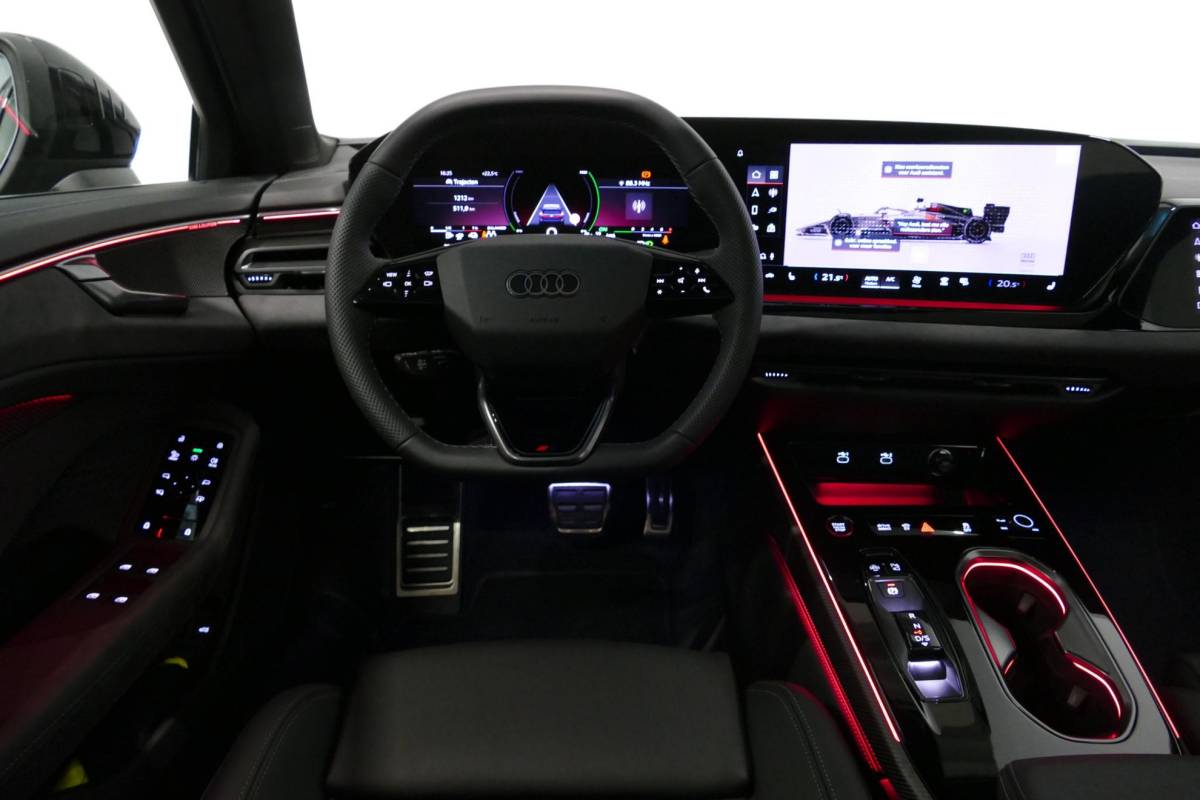 Audi A6 Audi A6 Avant 2.0 e-hybrid S edition / Maxton Design Bodykit V.2 / Panoramadak / Achterasbesturing / MMI Passenger Display / Carbon interieurdelen / S Sportstoelen / Tech plus / Bang & Olufsen 3D Sound / Stoelverwarming / Matrix LED / Ambienteverlichting / 21” LMV / Apple Carplay – Android Auto / Sport-Chassis