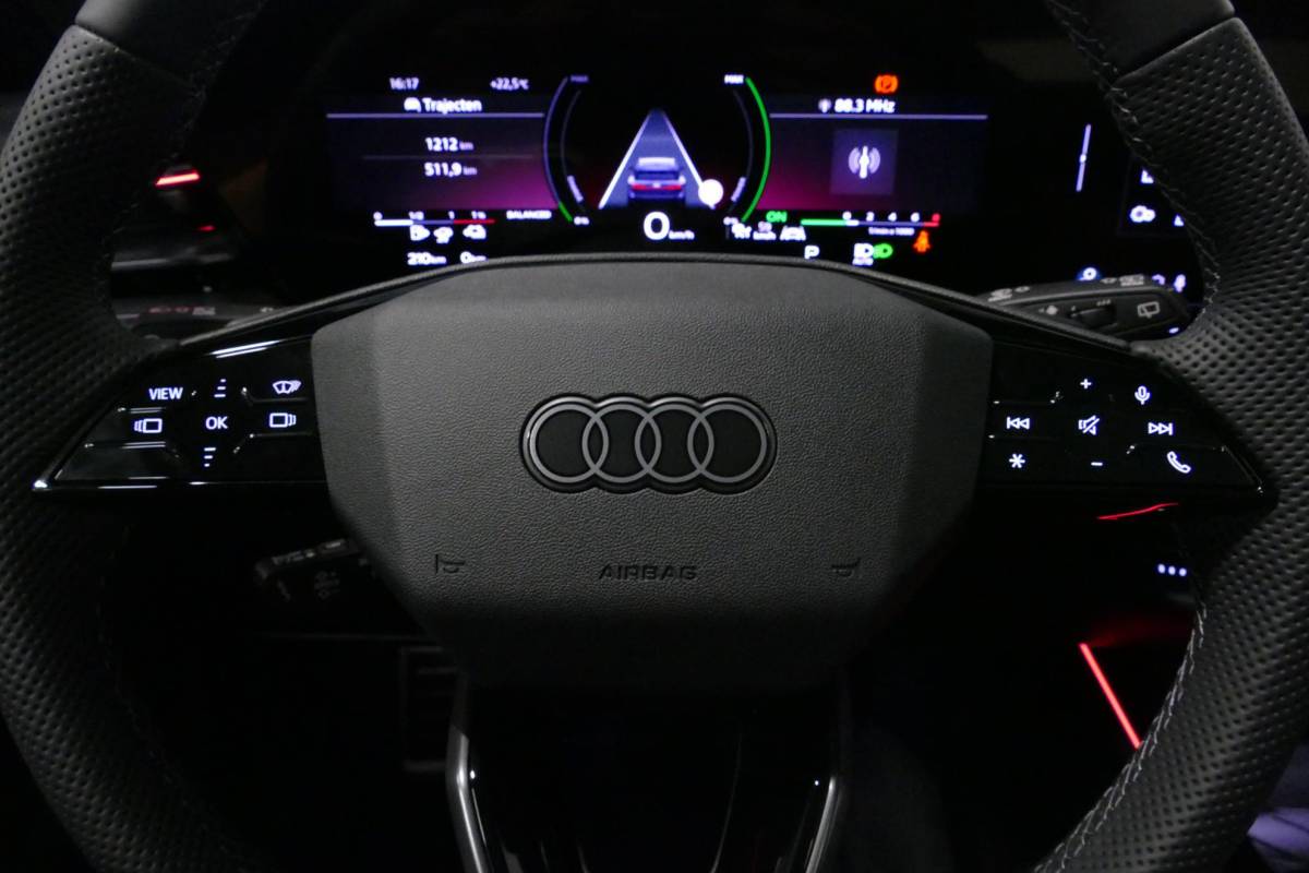 Audi A6 Audi A6 Avant 2.0 e-hybrid S edition / Maxton Design Bodykit V.2 / Panoramadak / Achterasbesturing / MMI Passenger Display / Carbon interieurdelen / S Sportstoelen / Tech plus / Bang & Olufsen 3D Sound / Stoelverwarming / Matrix LED / Ambienteverlichting / 21” LMV / Apple Carplay – Android Auto / Sport-Chassis