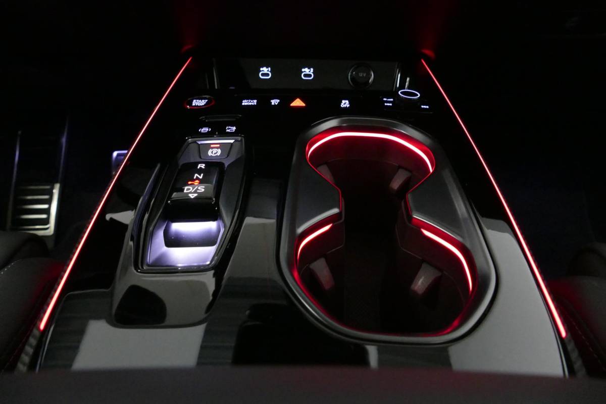 Audi A6 Audi A6 Avant 2.0 e-hybrid S edition / Maxton Design Bodykit V.2 / Panoramadak / Achterasbesturing / MMI Passenger Display / Carbon interieurdelen / S Sportstoelen / Tech plus / Bang & Olufsen 3D Sound / Stoelverwarming / Matrix LED / Ambienteverlichting / 21” LMV / Apple Carplay – Android Auto / Sport-Chassis