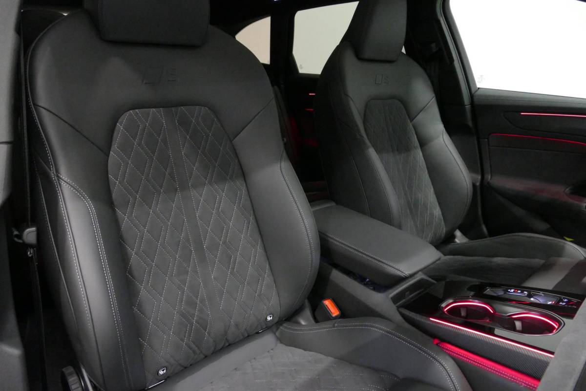 Audi A6 Audi A6 Avant 2.0 e-hybrid S edition / Maxton Design Bodykit V.2 / Panoramadak / Achterasbesturing / MMI Passenger Display / Carbon interieurdelen / S Sportstoelen / Tech plus / Bang & Olufsen 3D Sound / Stoelverwarming / Matrix LED / Ambienteverlichting / 21” LMV / Apple Carplay – Android Auto / Sport-Chassis
