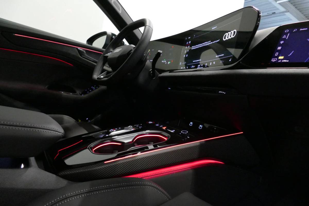 Audi A6 Audi A6 Avant 2.0 e-hybrid S edition / Maxton Design Bodykit V.2 / Panoramadak / Achterasbesturing / MMI Passenger Display / Carbon interieurdelen / S Sportstoelen / Tech plus / Bang & Olufsen 3D Sound / Stoelverwarming / Matrix LED / Ambienteverlichting / 21” LMV / Apple Carplay – Android Auto / Sport-Chassis