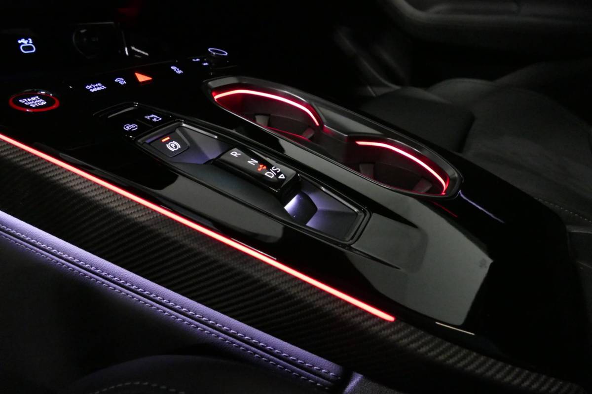 Audi A6 Audi A6 Avant 2.0 e-hybrid S edition / Maxton Design Bodykit V.2 / Panoramadak / Achterasbesturing / MMI Passenger Display / Carbon interieurdelen / S Sportstoelen / Tech plus / Bang & Olufsen 3D Sound / Stoelverwarming / Matrix LED / Ambienteverlichting / 21” LMV / Apple Carplay – Android Auto / Sport-Chassis