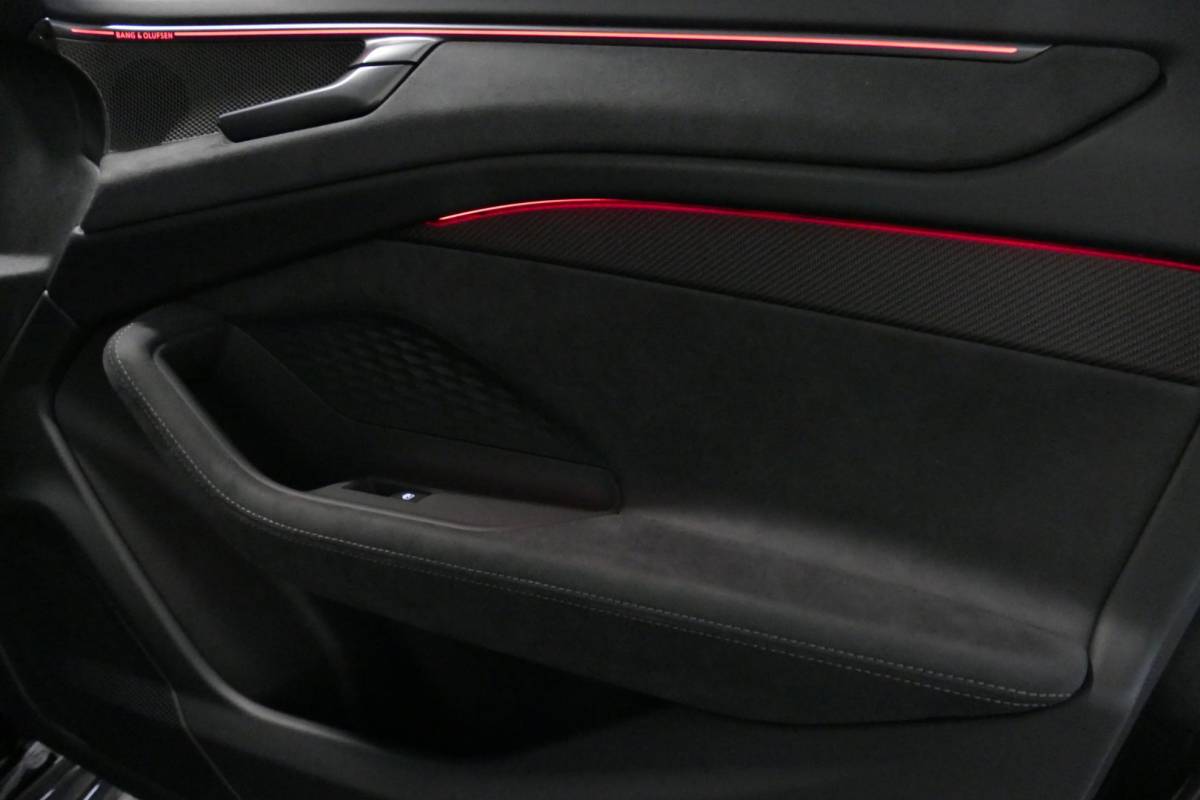 Audi A6 Audi A6 Avant 2.0 e-hybrid S edition / Maxton Design Bodykit V.2 / Panoramadak / Achterasbesturing / MMI Passenger Display / Carbon interieurdelen / S Sportstoelen / Tech plus / Bang & Olufsen 3D Sound / Stoelverwarming / Matrix LED / Ambienteverlichting / 21” LMV / Apple Carplay – Android Auto / Sport-Chassis