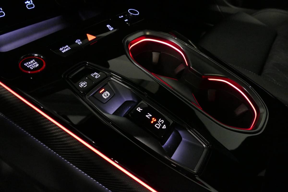 Audi A6 Audi A6 Avant 2.0 e-hybrid S edition / Maxton Design Bodykit V.2 / Panoramadak / Achterasbesturing / MMI Passenger Display / Carbon interieurdelen / S Sportstoelen / Tech plus / Bang & Olufsen 3D Sound / Stoelverwarming / Matrix LED / Ambienteverlichting / 21” LMV / Apple Carplay – Android Auto / Sport-Chassis