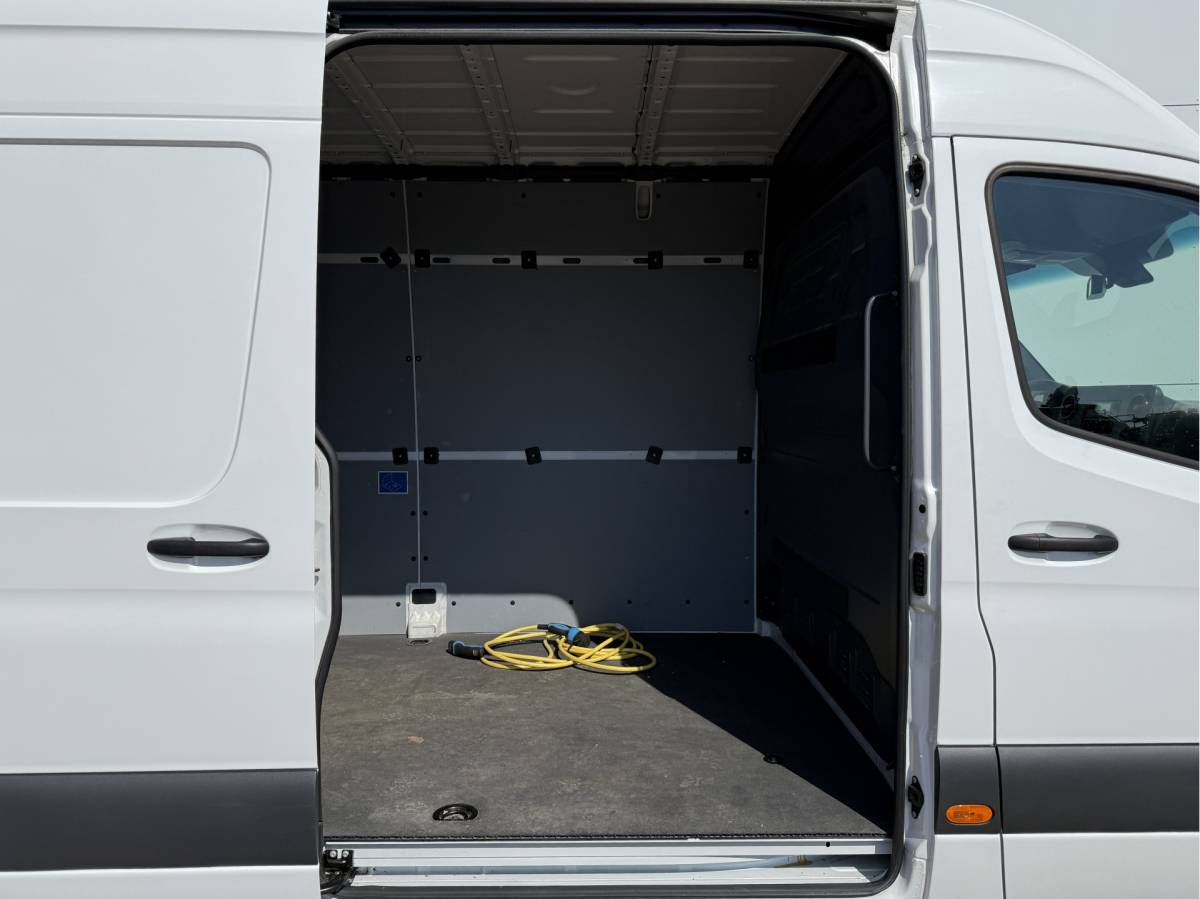 Mercedes-Benz eSprinter Mercedes-Benz eSprinter 312 55kWh L2H2 Elektrisch 145km WLTP 80kw Snelladen Climate Control Camera
