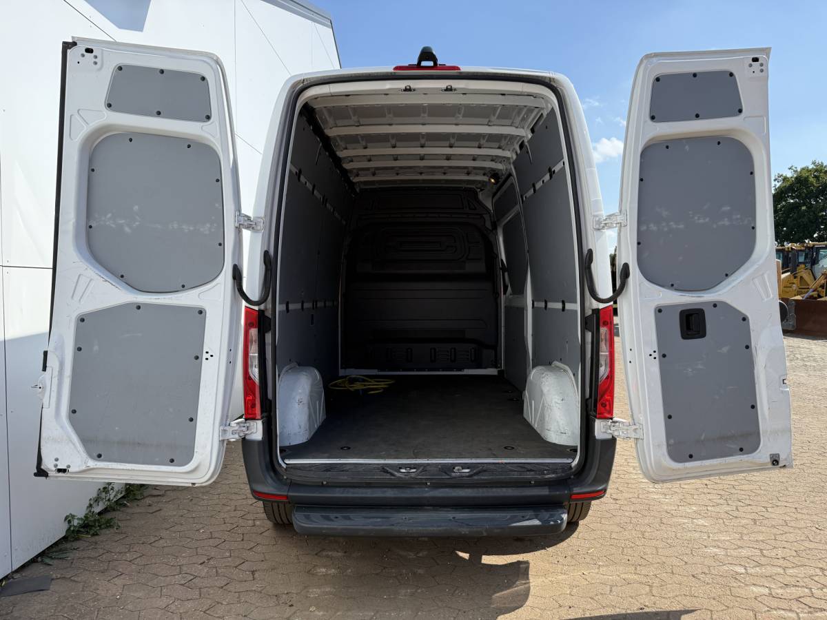 Mercedes-Benz eSprinter Mercedes-Benz eSprinter 312 55kWh L2H2 Elektrisch 145km WLTP 80kw Snelladen Climate Control Camera