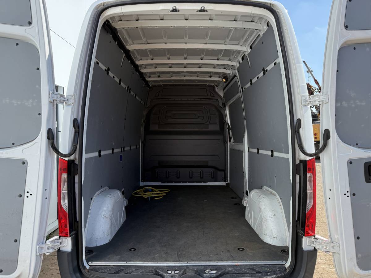 Mercedes-Benz eSprinter Mercedes-Benz eSprinter 312 55kWh L2H2 Elektrisch 145km WLTP 80kw Snelladen Climate Control Camera