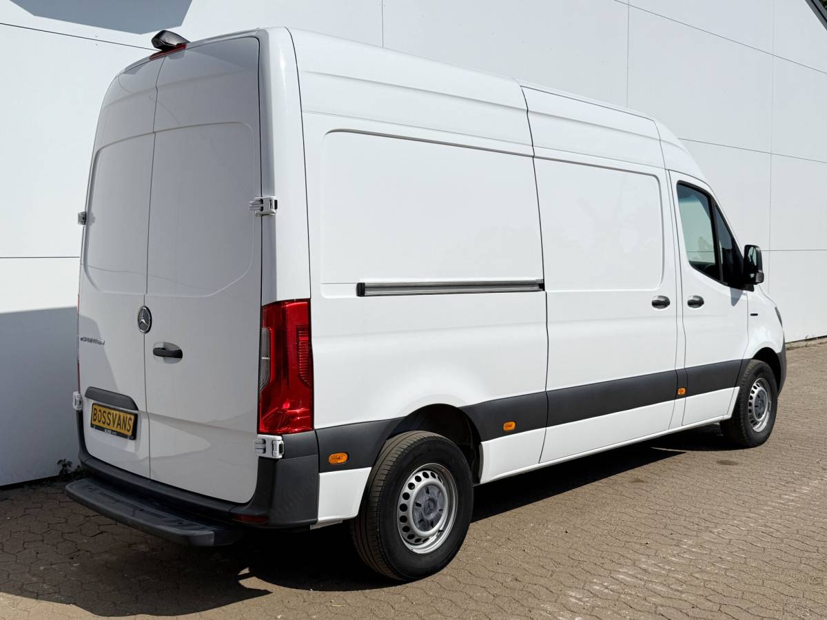 Mercedes-Benz eSprinter Mercedes-Benz eSprinter 312 55kWh L2H2 Elektrisch 145km WLTP 80kw Snelladen Climate Control Camera