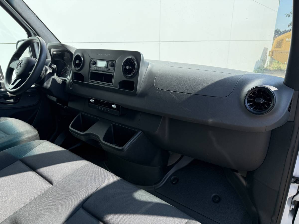 Mercedes-Benz eSprinter Mercedes-Benz eSprinter 312 55kWh L2H2 Elektrisch 145km WLTP 80kw Snelladen Climate Control Camera