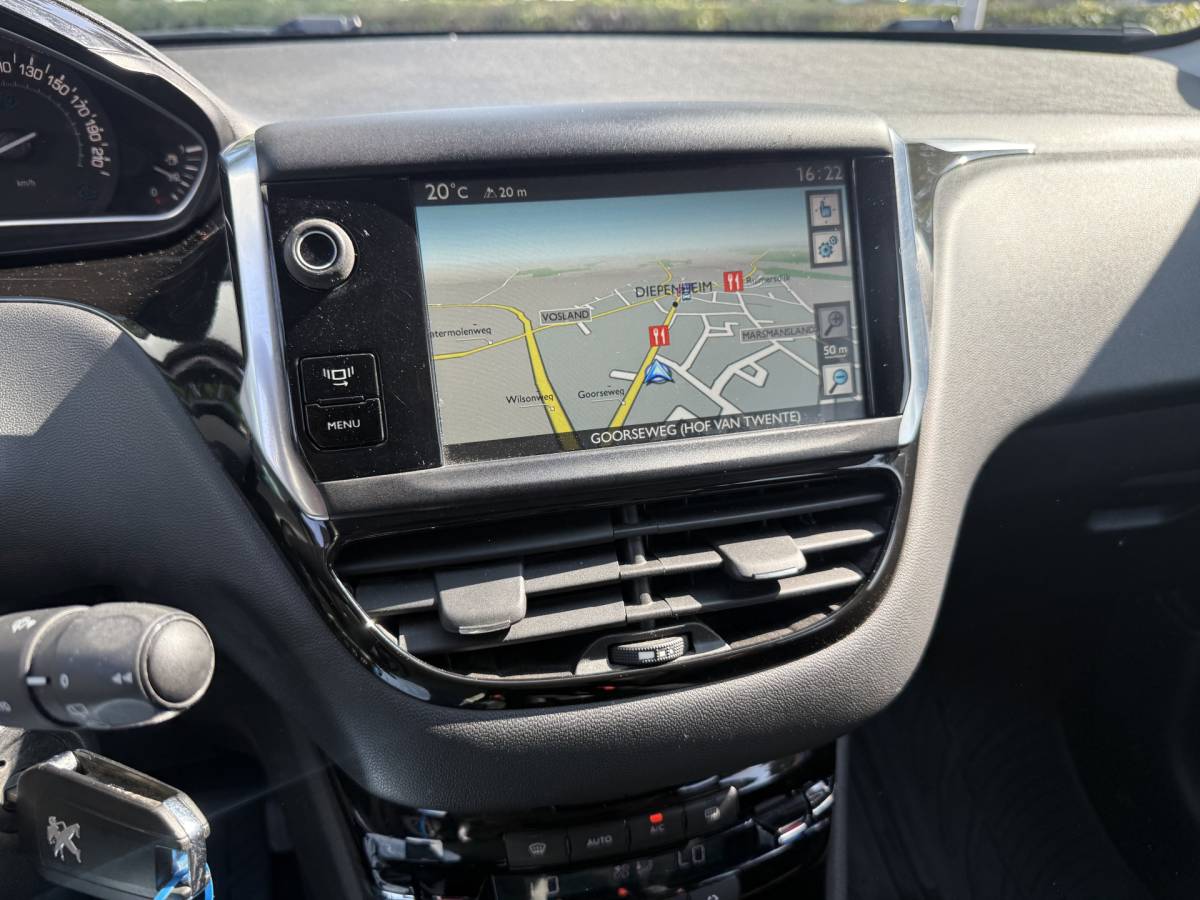 Peugeot 208 Peugeot 208 1.2 VTi Allure km 112.000 Bj 2014 Navi,16Inch,Clima,Cv Dealer onderhouden !!