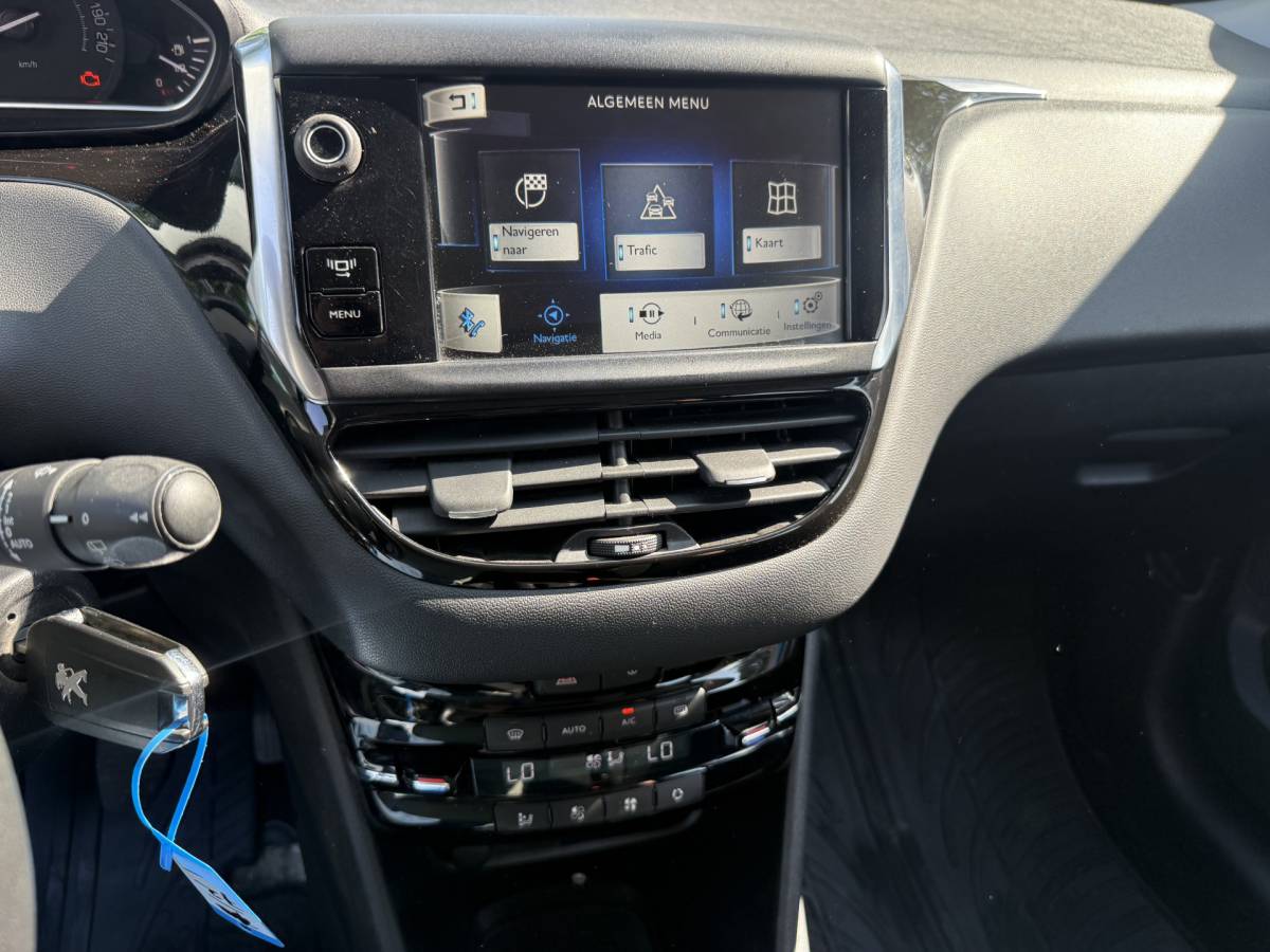 Peugeot 208 Peugeot 208 1.2 VTi Allure km 112.000 Bj 2014 Navi,16Inch,Clima,Cv Dealer onderhouden !!