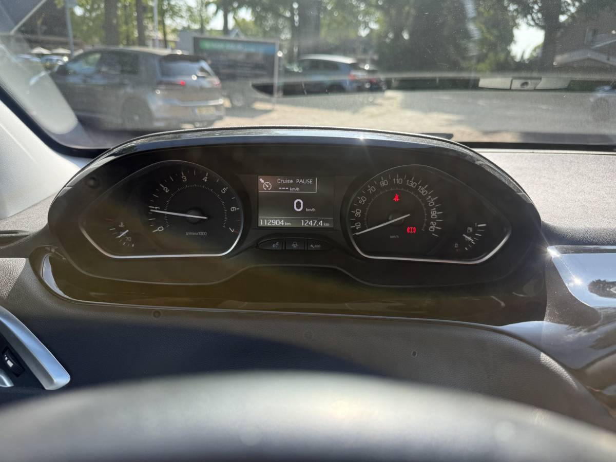 Peugeot 208 Peugeot 208 1.2 VTi Allure km 112.000 Bj 2014 Navi,16Inch,Clima,Cv Dealer onderhouden !!