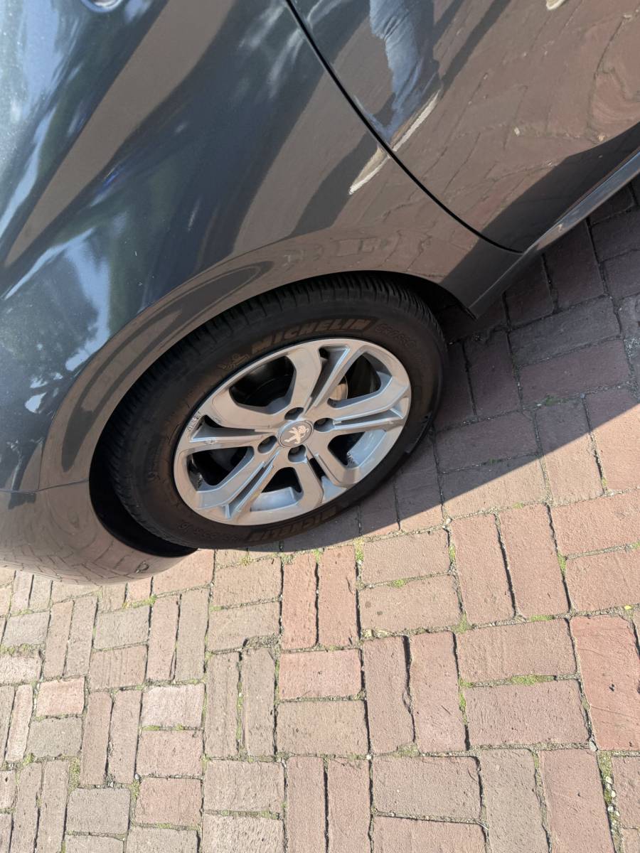 Peugeot 208 Peugeot 208 1.2 VTi Allure km 112.000 Bj 2014 Navi,16Inch,Clima,Cv Dealer onderhouden !!