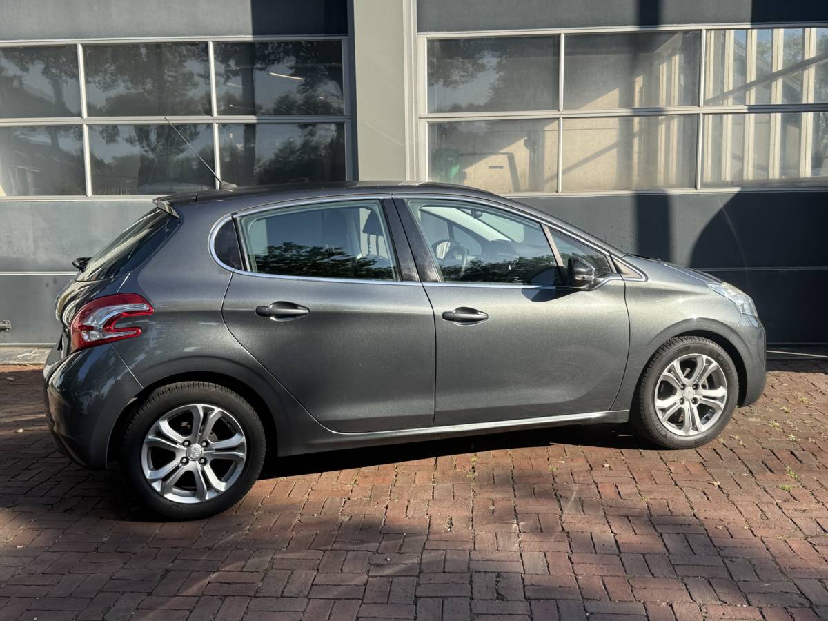 Peugeot 208 Peugeot 208 1.2 VTi Allure km 112.000 Bj 2014 Navi,16Inch,Clima,Cv Dealer onderhouden !!