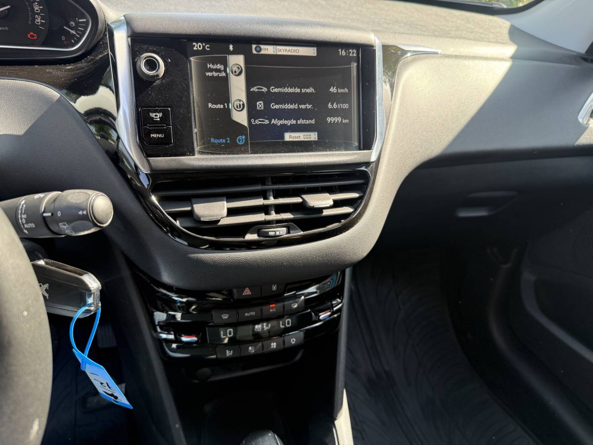 Peugeot 208 Peugeot 208 1.2 VTi Allure km 112.000 Bj 2014 Navi,16Inch,Clima,Cv Dealer onderhouden !!