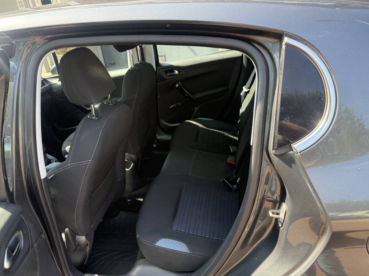 Peugeot 208 Peugeot 208 1.2 VTi Allure km 112.000 Bj 2014 Navi,16Inch,Clima,Cv Dealer onderhouden !!