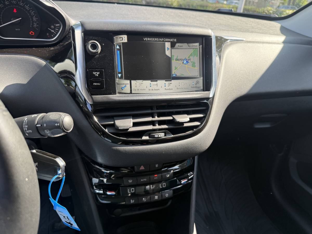 Peugeot 208 Peugeot 208 1.2 VTi Allure km 112.000 Bj 2014 Navi,16Inch,Clima,Cv Dealer onderhouden !!
