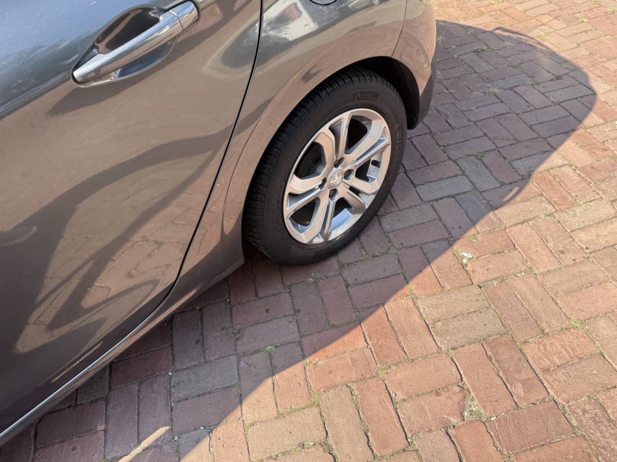 Peugeot 208 Peugeot 208 1.2 VTi Allure km 112.000 Bj 2014 Navi,16Inch,Clima,Cv Dealer onderhouden !!
