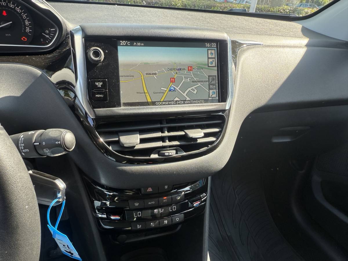 Peugeot 208 Peugeot 208 1.2 VTi Allure km 112.000 Bj 2014 Navi,16Inch,Clima,Cv Dealer onderhouden !!
