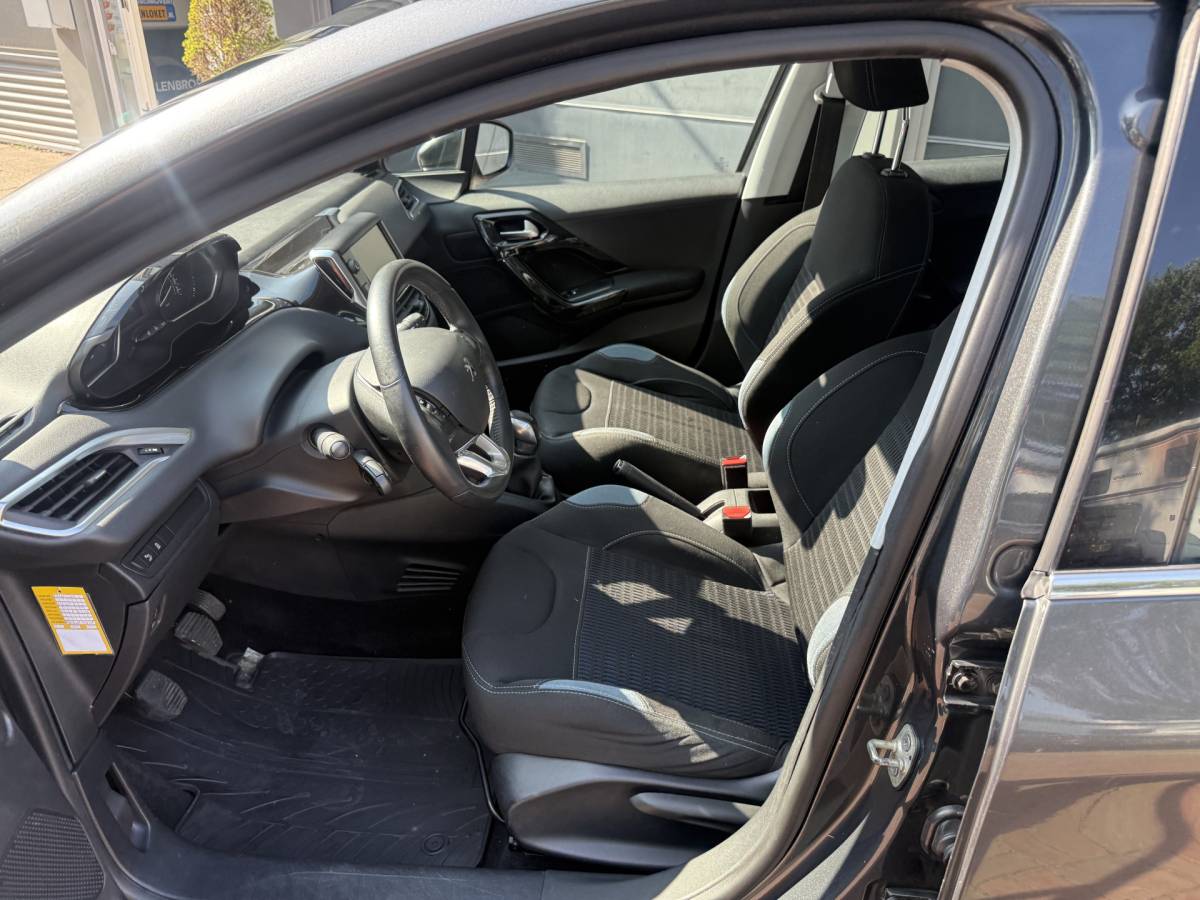 Peugeot 208 Peugeot 208 1.2 VTi Allure km 112.000 Bj 2014 Navi,16Inch,Clima,Cv Dealer onderhouden !!