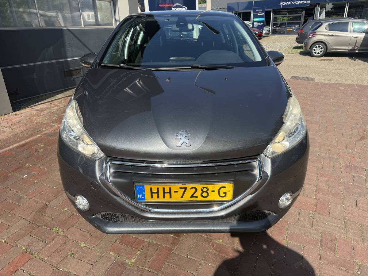 Peugeot 208 Peugeot 208 1.2 VTi Allure km 112.000 Bj 2014 Navi,16Inch,Clima,Cv Dealer onderhouden !!