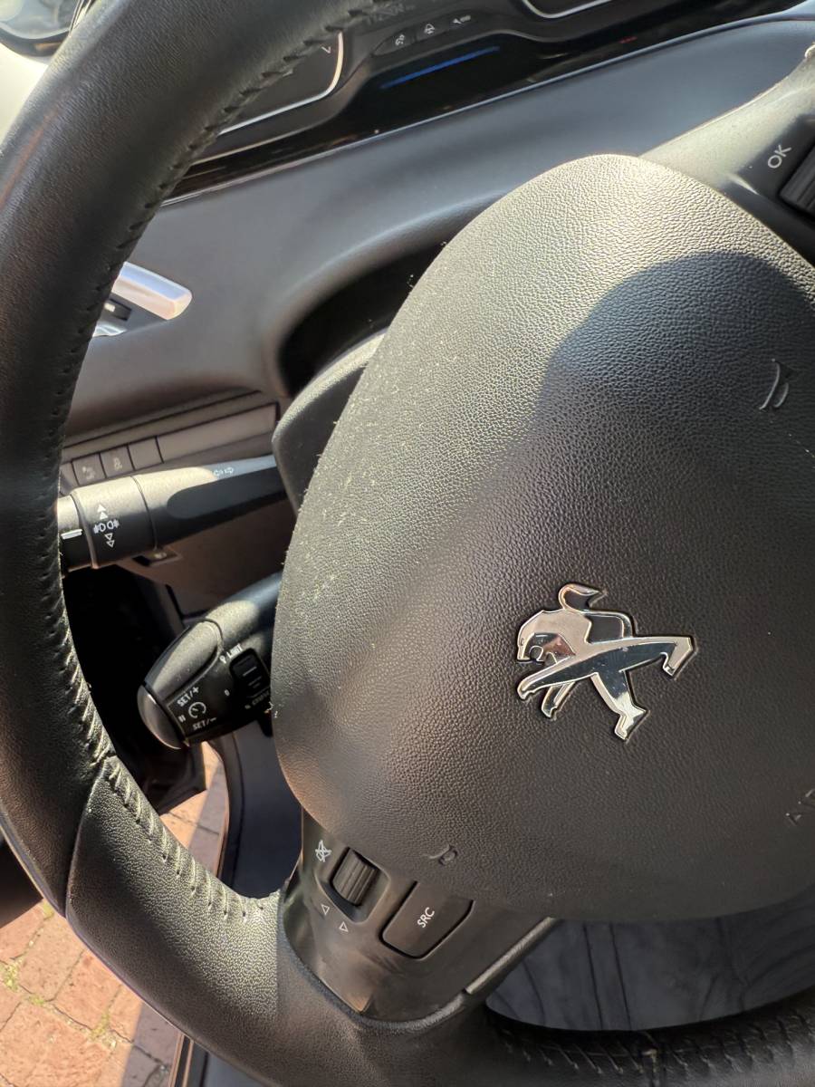 Peugeot 208 Peugeot 208 1.2 VTi Allure km 112.000 Bj 2014 Navi,16Inch,Clima,Cv Dealer onderhouden !!