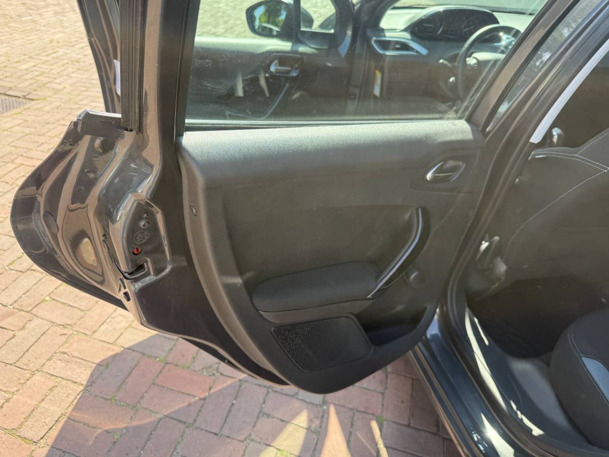 Peugeot 208 Peugeot 208 1.2 VTi Allure km 112.000 Bj 2014 Navi,16Inch,Clima,Cv Dealer onderhouden !!