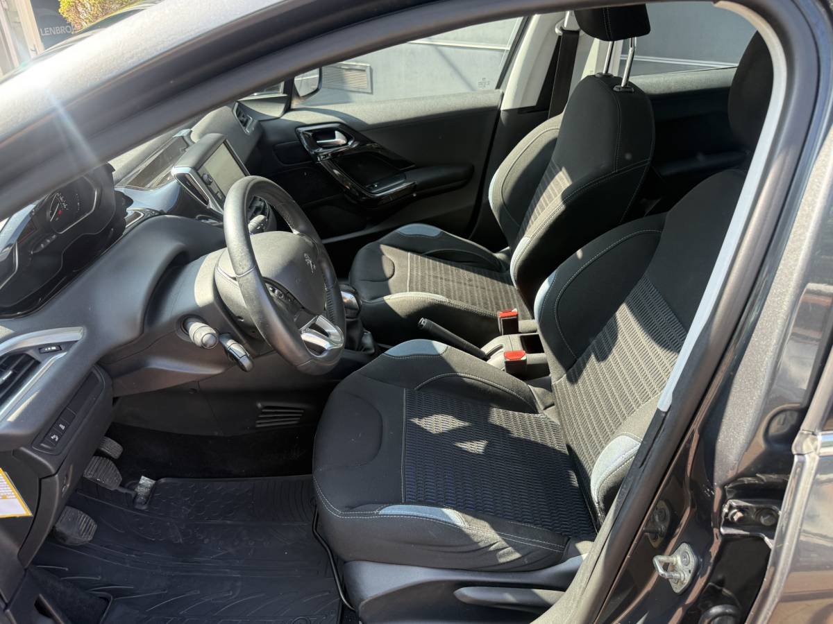 Peugeot 208 Peugeot 208 1.2 VTi Allure km 112.000 Bj 2014 Navi,16Inch,Clima,Cv Dealer onderhouden !!