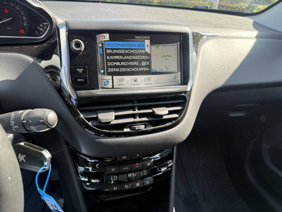 Peugeot 208 Peugeot 208 1.2 VTi Allure km 112.000 Bj 2014 Navi,16Inch,Clima,Cv Dealer onderhouden !!