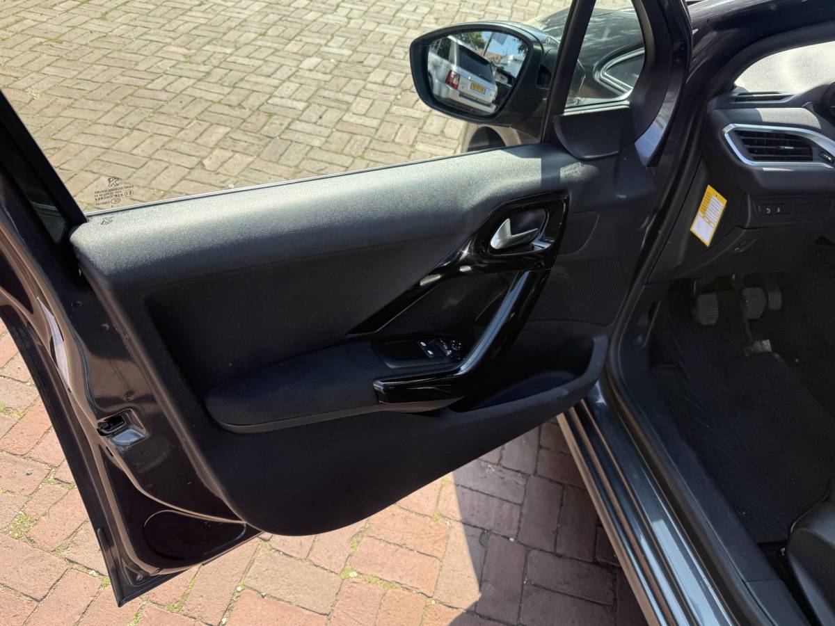 Peugeot 208 Peugeot 208 1.2 VTi Allure km 112.000 Bj 2014 Navi,16Inch,Clima,Cv Dealer onderhouden !!