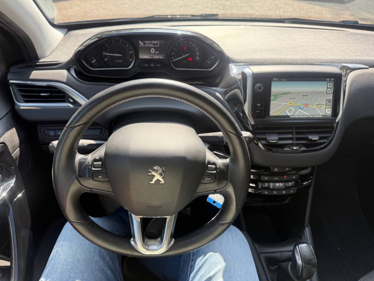 Peugeot 208 Peugeot 208 1.2 VTi Allure km 112.000 Bj 2014 Navi,16Inch,Clima,Cv Dealer onderhouden !!