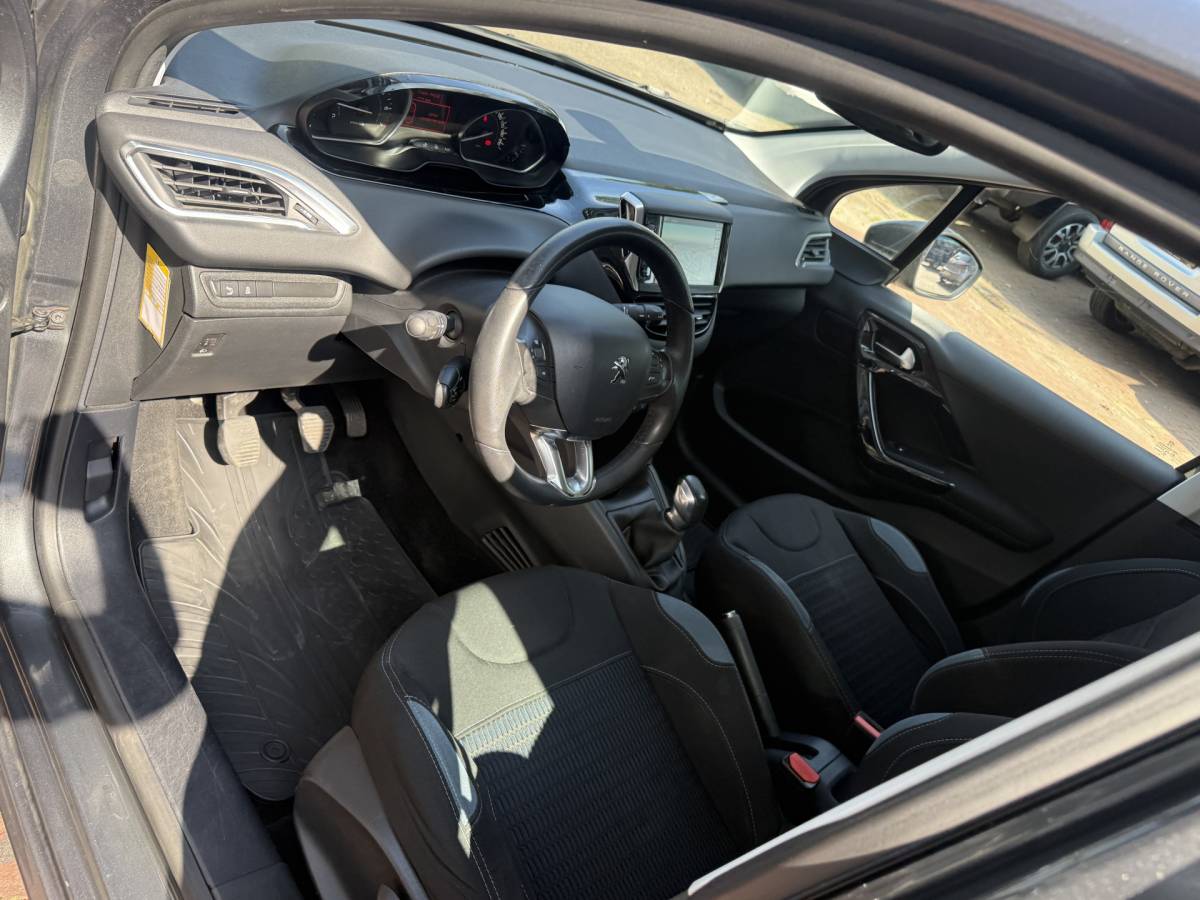 Peugeot 208 Peugeot 208 1.2 VTi Allure km 112.000 Bj 2014 Navi,16Inch,Clima,Cv Dealer onderhouden !!