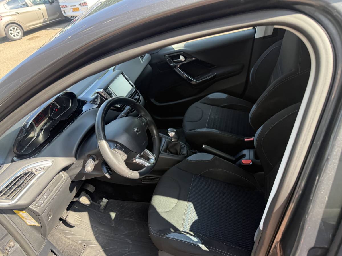 Peugeot 208 Peugeot 208 1.2 VTi Allure km 112.000 Bj 2014 Navi,16Inch,Clima,Cv Dealer onderhouden !!