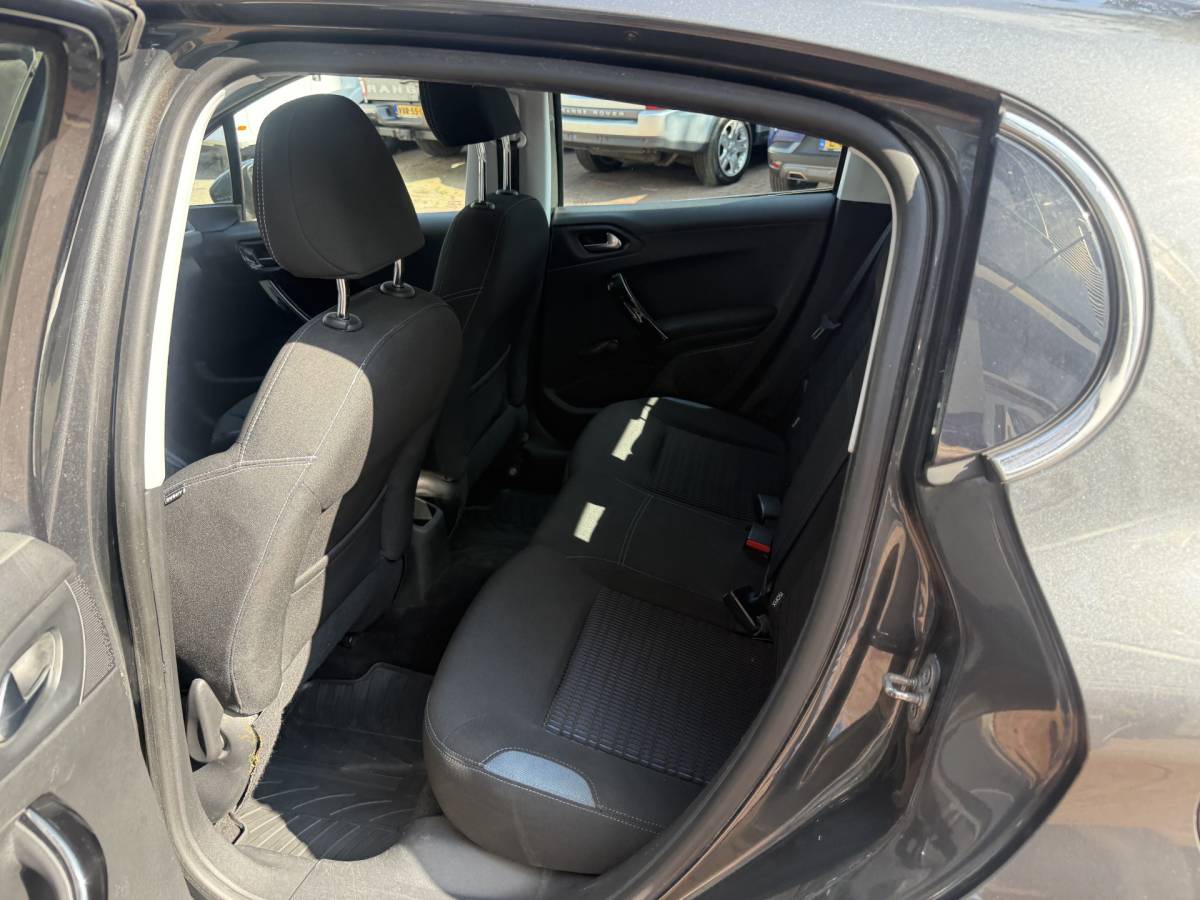 Peugeot 208 Peugeot 208 1.2 VTi Allure km 112.000 Bj 2014 Navi,16Inch,Clima,Cv Dealer onderhouden !!