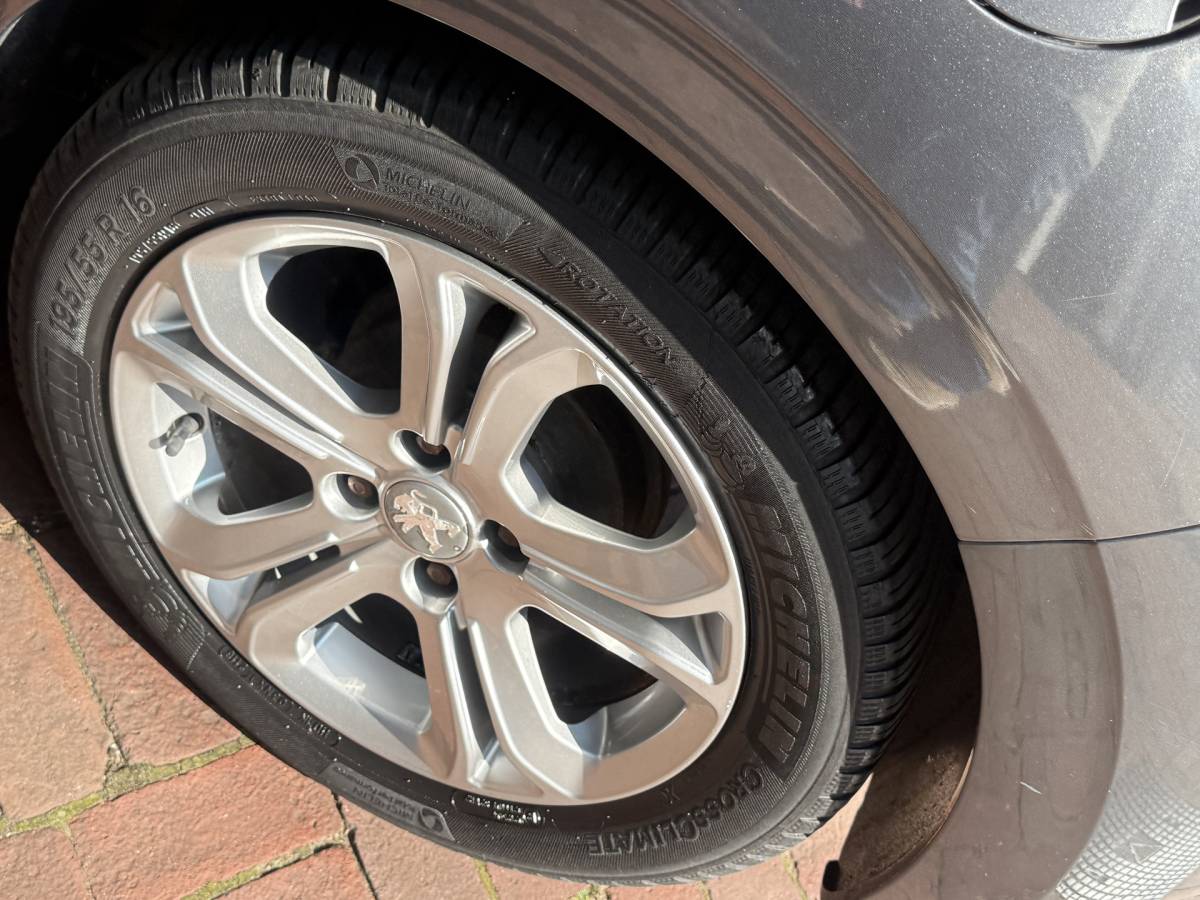 Peugeot 208 Peugeot 208 1.2 VTi Allure km 112.000 Bj 2014 Navi,16Inch,Clima,Cv Dealer onderhouden !!