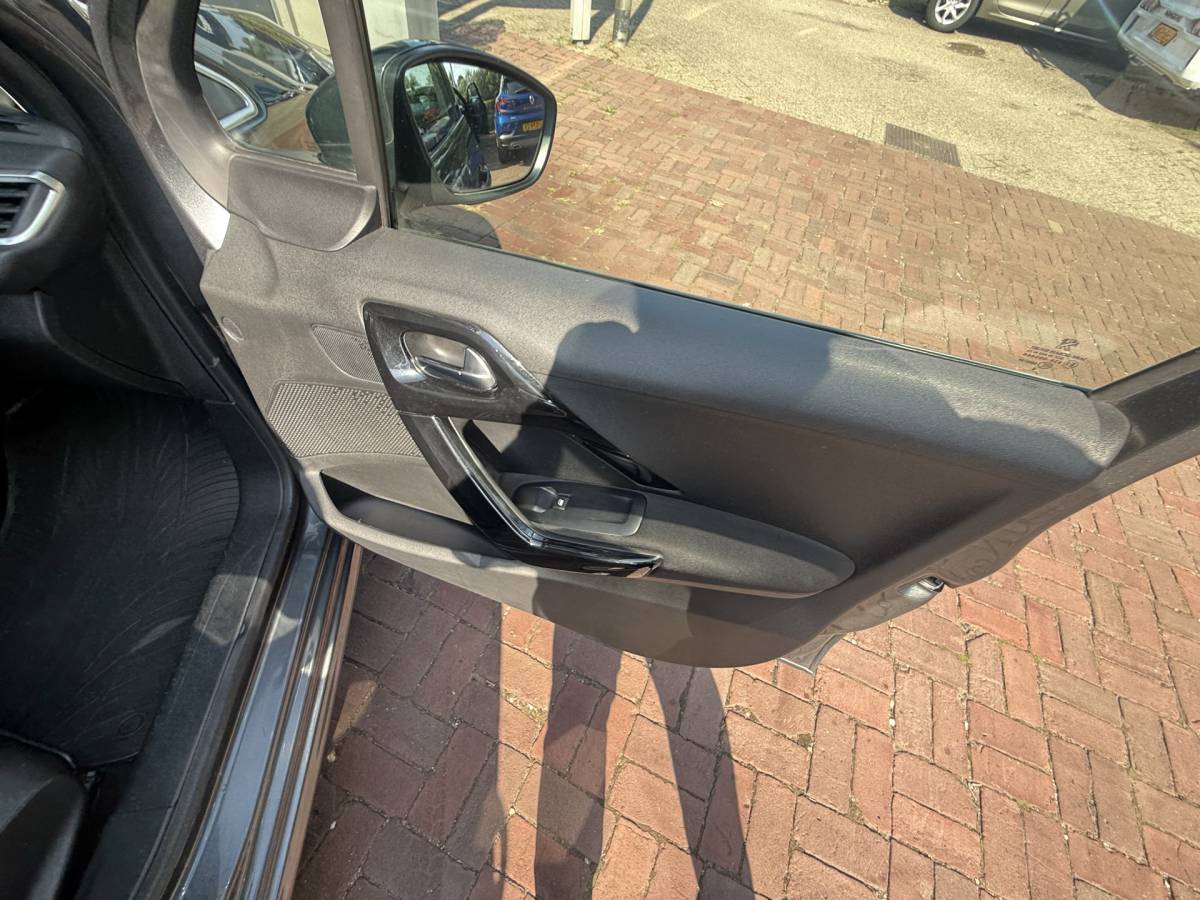 Peugeot 208 Peugeot 208 1.2 VTi Allure km 112.000 Bj 2014 Navi,16Inch,Clima,Cv Dealer onderhouden !!