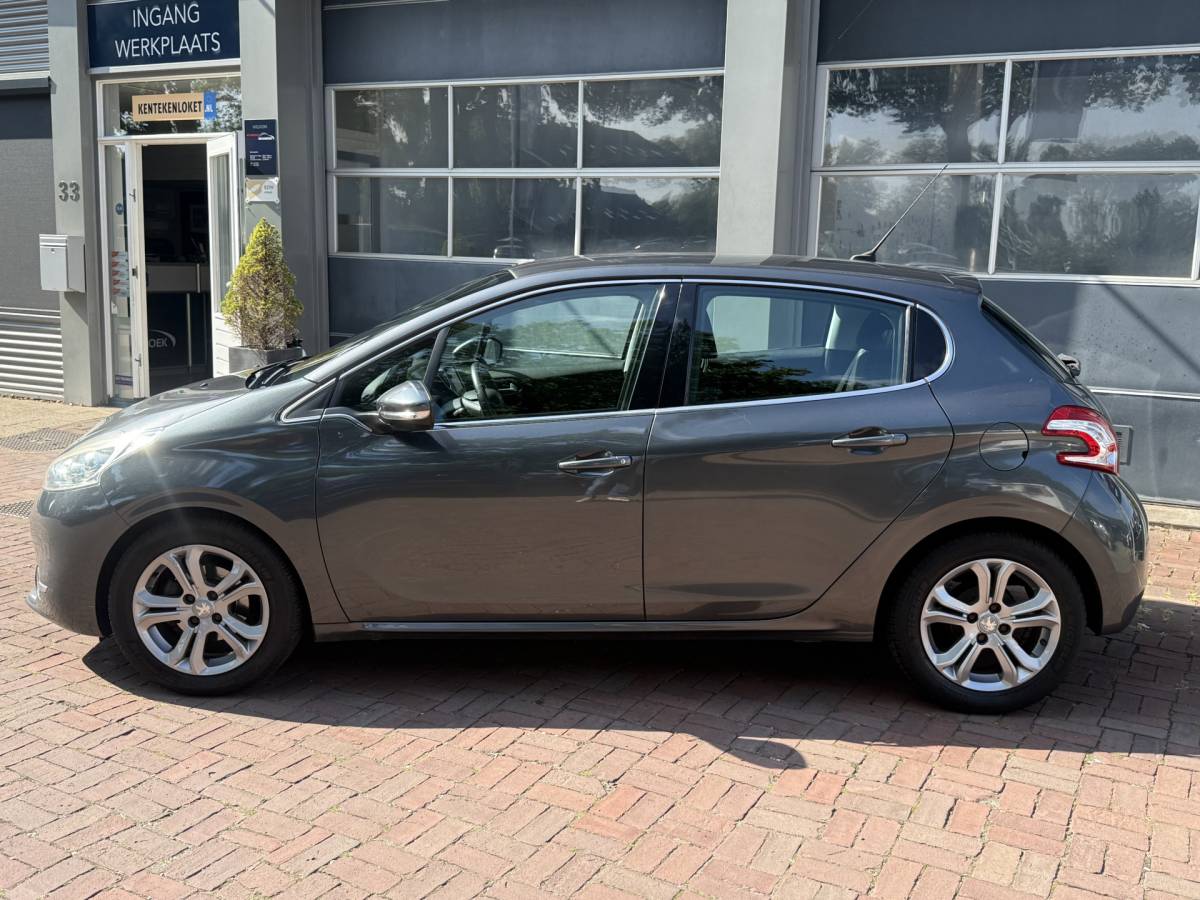 Peugeot 208 Peugeot 208 1.2 VTi Allure km 112.000 Bj 2014 Navi,16Inch,Clima,Cv Dealer onderhouden !!