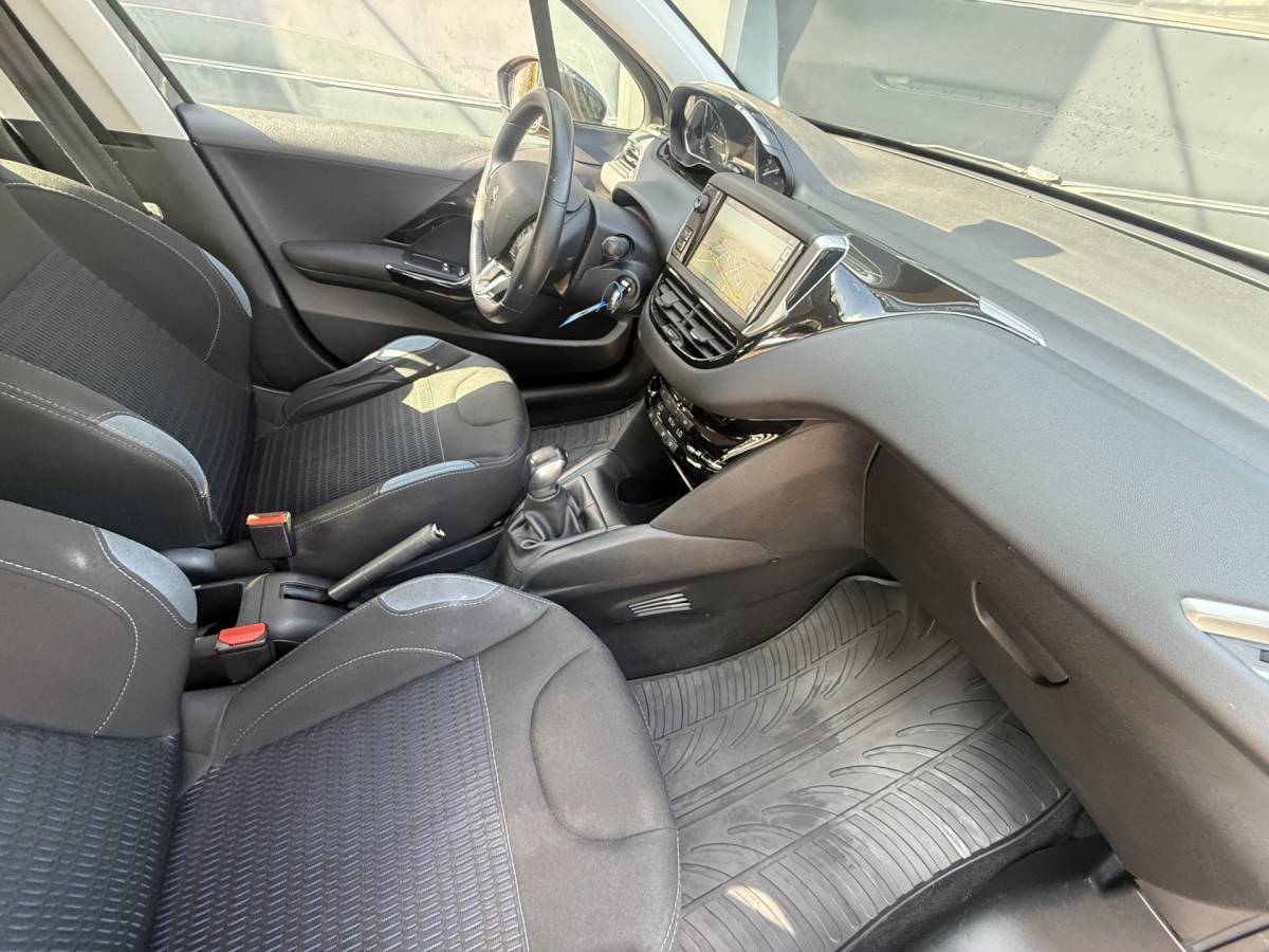Peugeot 208 Peugeot 208 1.2 VTi Allure km 112.000 Bj 2014 Navi,16Inch,Clima,Cv Dealer onderhouden !!